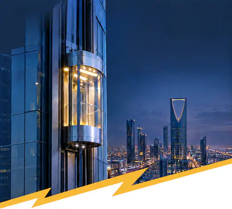 مصعد بانوراما زجاجي على برج في الرياض وقت الغروب، وخلفه برج المملكة